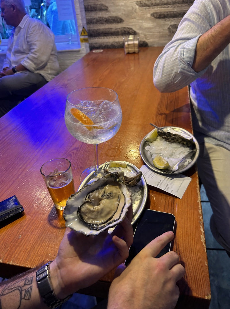 Gin-tonic en copa balón con hielo y piel de naranja