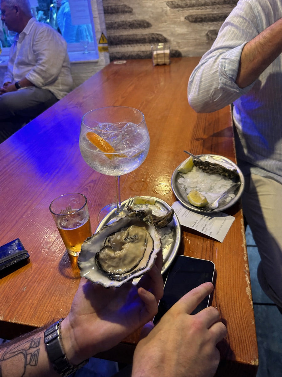 Gin-tonic en copa balón con hielo y piel de naranja