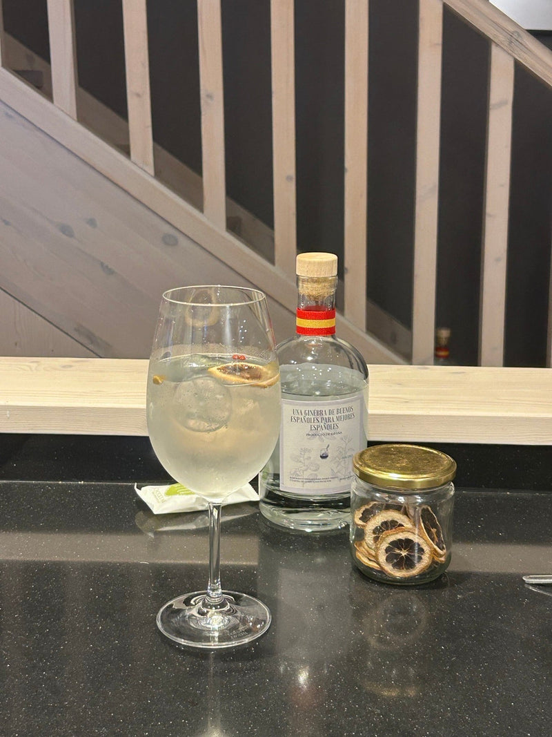 Gin-tonic con hielo en copa grande junto a una botella de San Andrés