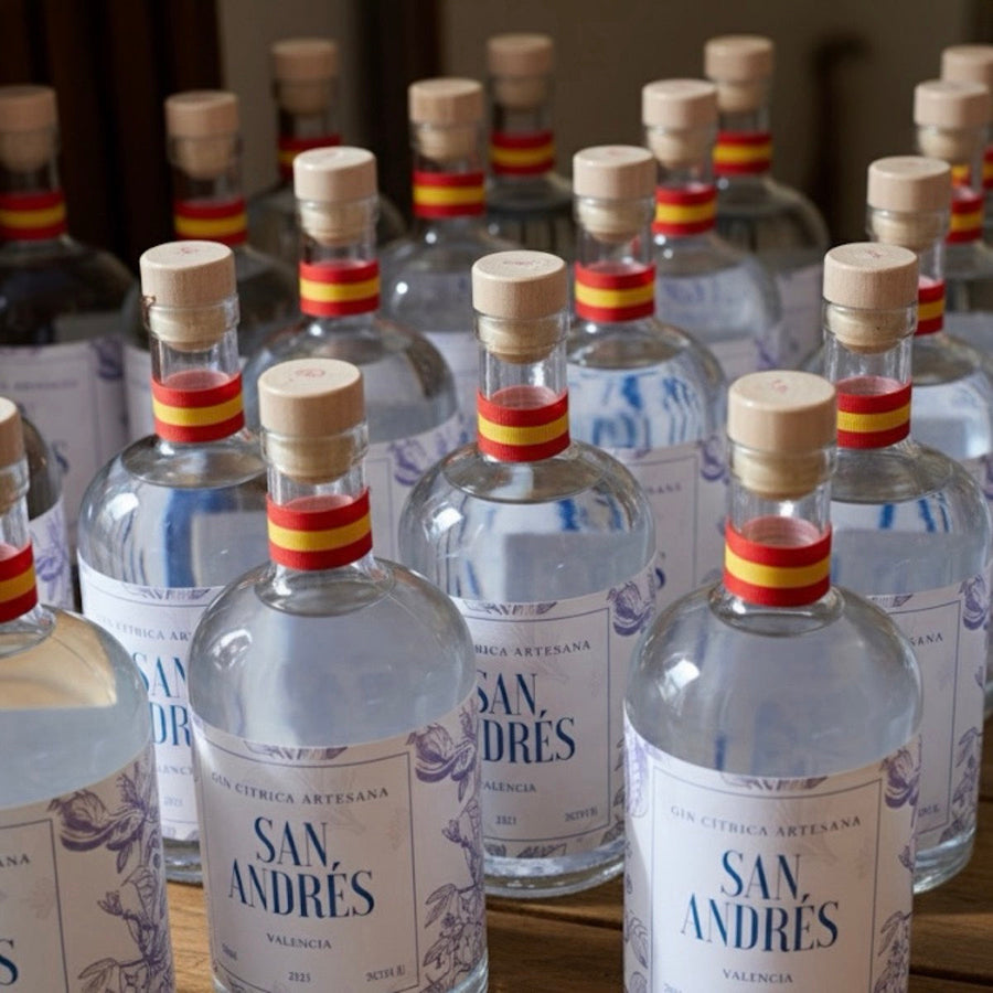 Lote de botellas de Ginebra San Andrés con el lazo rojigualda