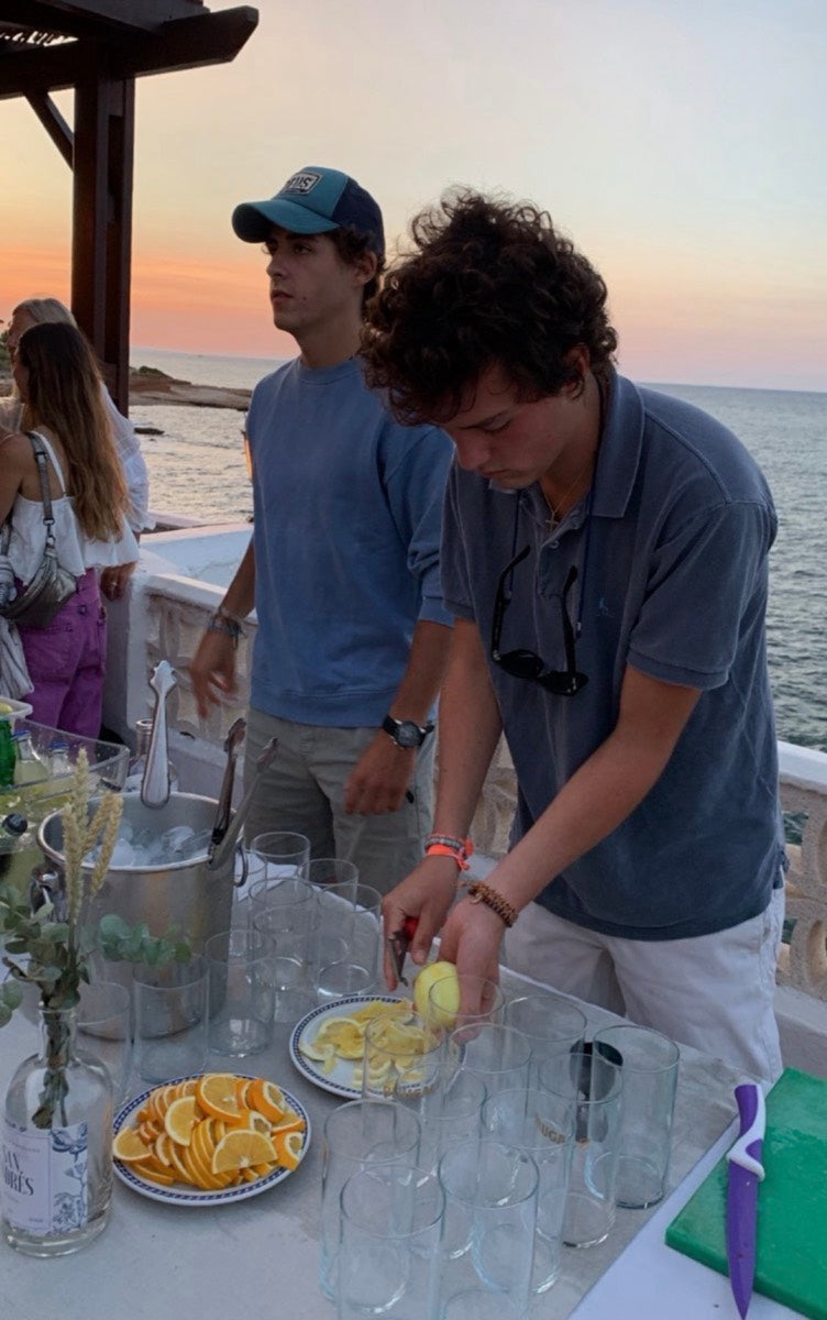 Andrés preparando copas en una barra junto al mar