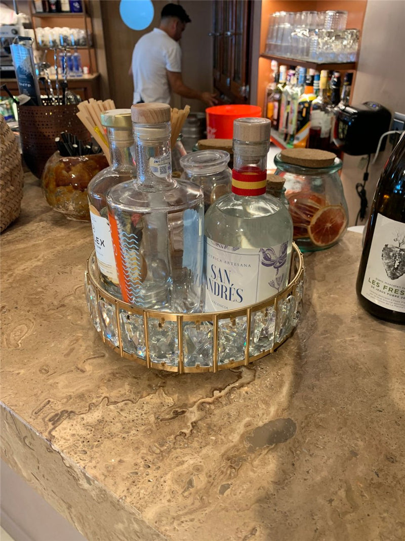 Botella de San Andrés junto a otras ginebras en una bandeja sobre la barra de un local