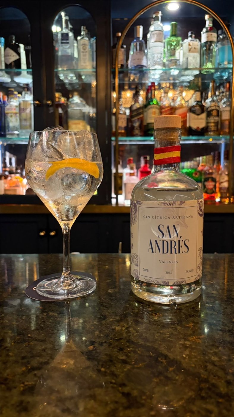 La botella de San Andrés junto a un gintaca con piel de naranja