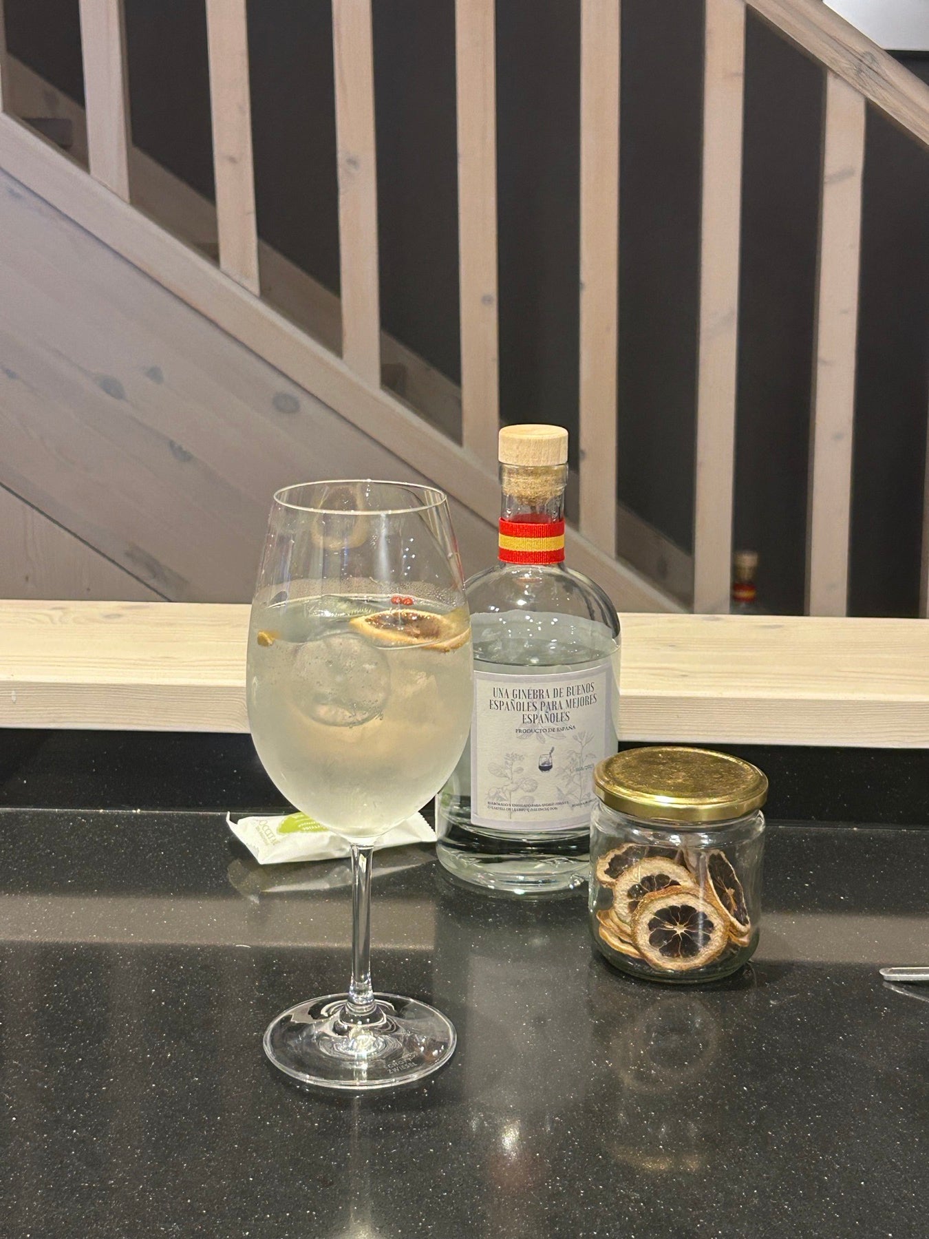 Gintaca de San Andrés con una rodaja de naranja, junto a la botella