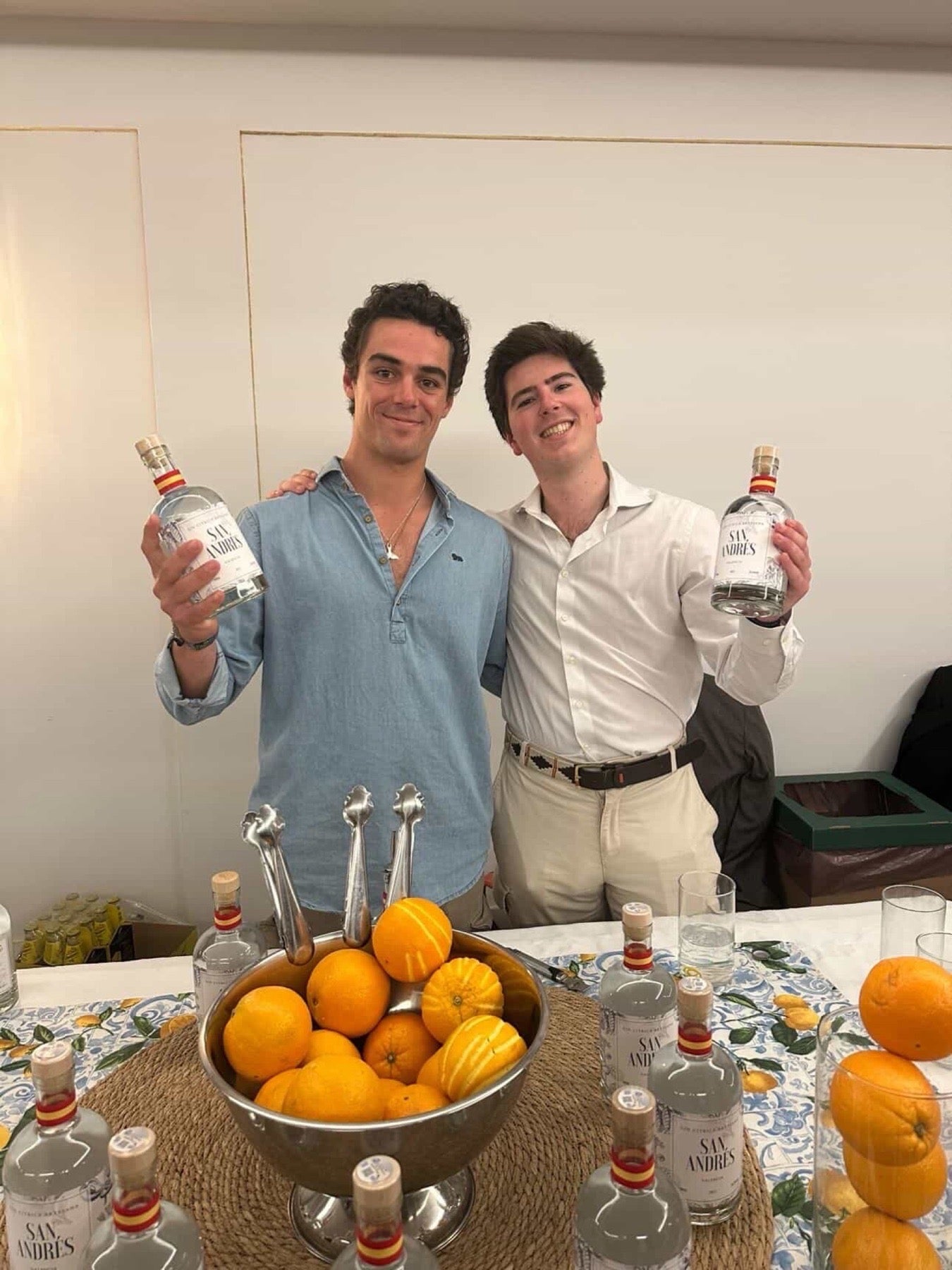 Andrés Peraita con dos botellas de San Andrés y un bol de naranjas