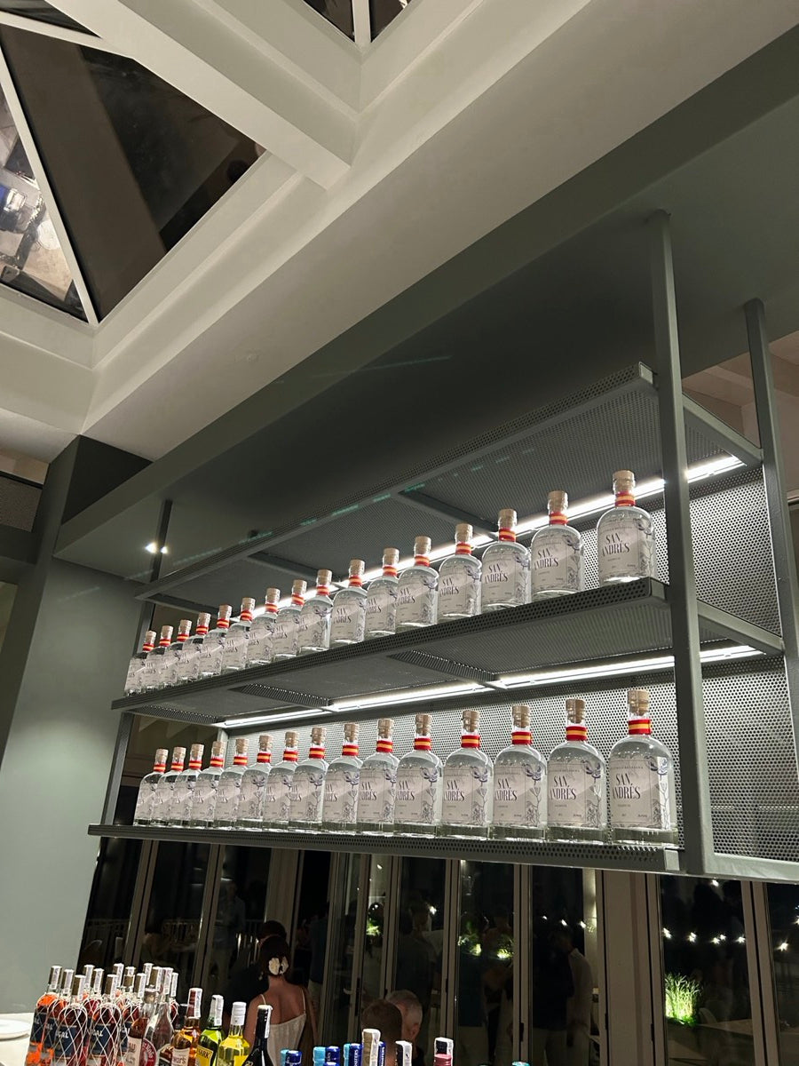 Estantería con botellas de San Andrés recién embotelladas