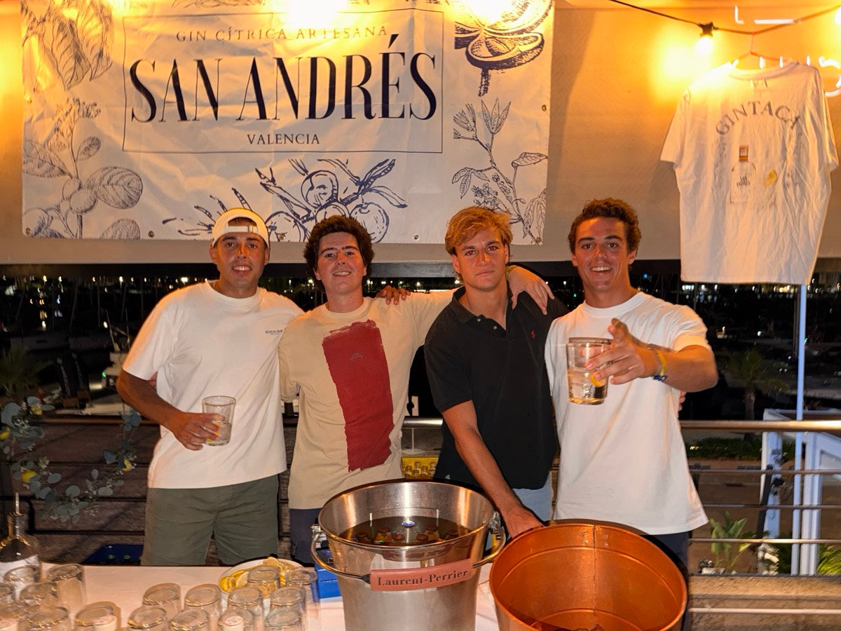 El equipo de San Andrés en una barra de Dénia