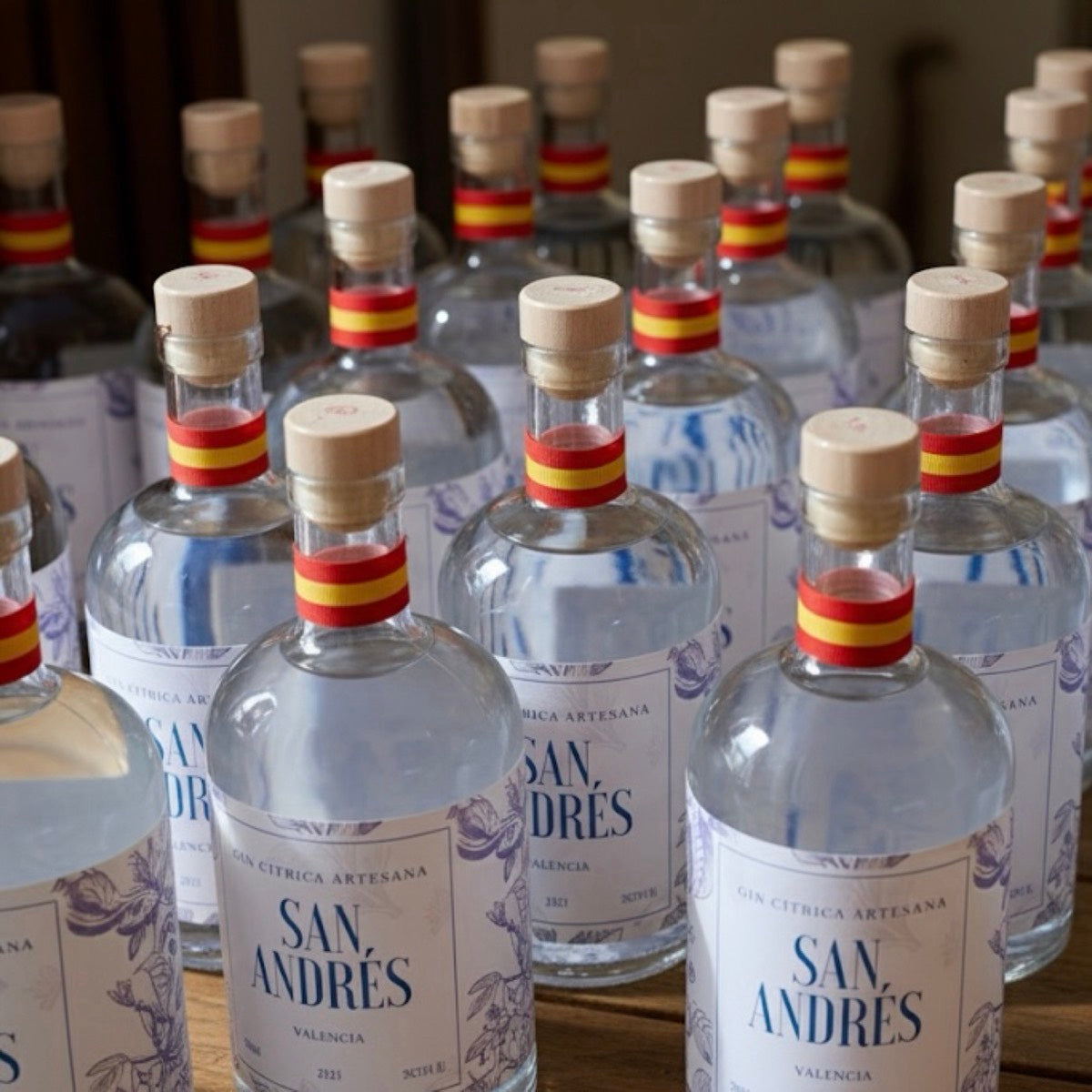 Caja con el primer lote de botellas