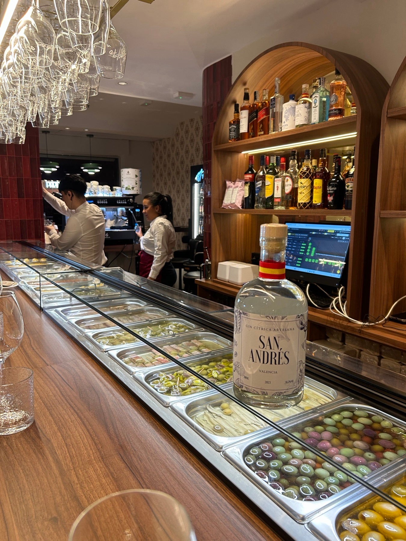 Botella de San Andrés en la barra de un bar de tapas